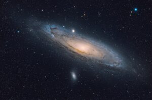 La majestuosa Galaxia de Andrómeda (M31), nuestra vecina galáctica más grande, ubicada a unos 2.5 millones de años luz de la Tierra
