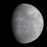 La imagen fue tomada por la sonda MESSENGER y muestra la superficie llena de cráteres de Mercurio, muy parecida a la de la Luna.