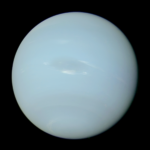 Esta imagen muestra a Neptuno como un gigante gaseoso de color azul intenso, con algunas nubes blancas visibles en su atmósfera.