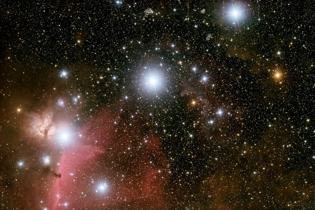 El Cinturón de Orión: Las tres estrellas más brillantes de esta famosa constelación son Alnitak, Alnilam y Mintaka, formando una línea recta que es fácilmente visible en el cielo nocturno.