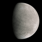 Esta imagen de la luna Europa de Júpiter revela una superficie joven y activa, marcada por grietas, crestas y posibles características de criovolcanismo. Los científicos creen que bajo esta capa de hielo podría existir un océano global de agua líquida, lo que convierte a Europa en un lugar de gran interés para la búsqueda de vida más allá de la Tierra. Esta imagen fue tomada por la nave espacial Galileo de la NASA
