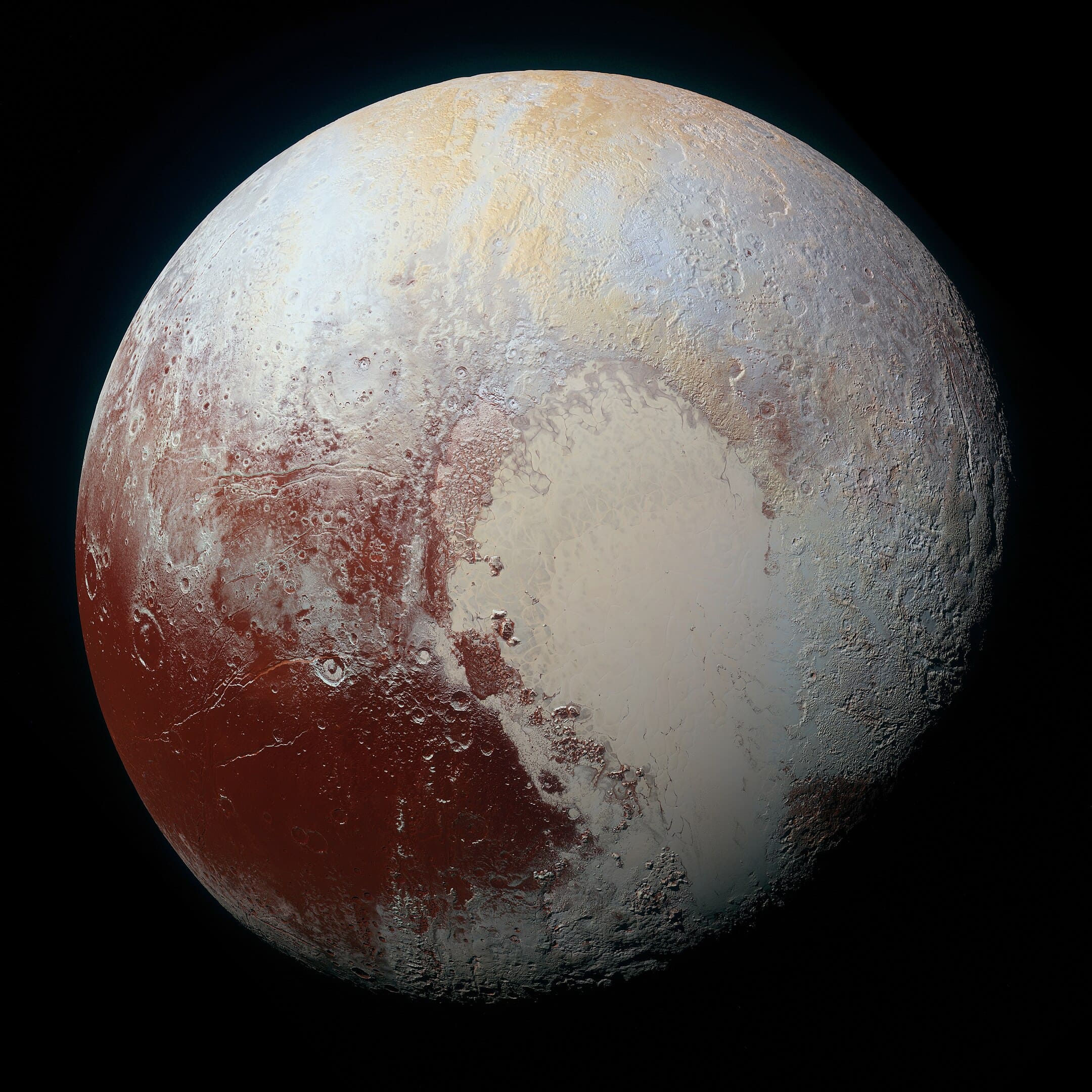 Imagen de Plutón obtenida por la sonda New Horizons, con detalles de hielo, cráteres y tonos rojizos