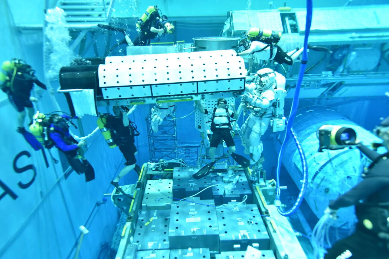 Astronauta entrenando bajo el agua en la piscina de flotabilidad neutra de la NASA