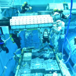 Astronauta entrenando bajo el agua en la piscina de flotabilidad neutra de la NASA