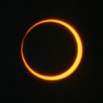 Eclipse Solar Anular que muestra anillo de fuego bordeando la silueta oscura de la Luna