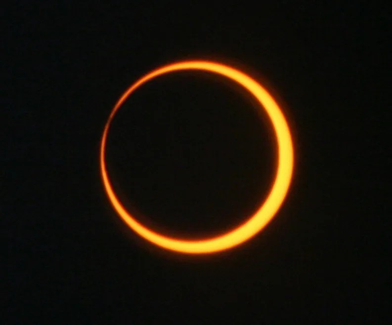 Eclipse Solar Anular que muestra anillo de fuego bordeando la silueta oscura de la Luna